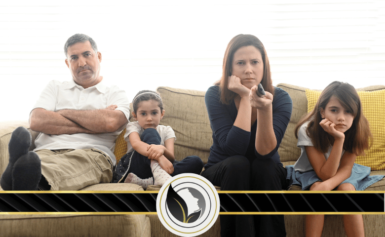 اثر تحديق الأطفال في الشاشات قبل سن سنتين