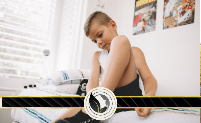 لماذا يجب أن تسمحي لطفلك بارتداء ملابسه من دون مساعدة؟